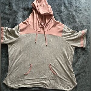 Excellent condition. Maurice’s Size 3 short sleeved hoodie